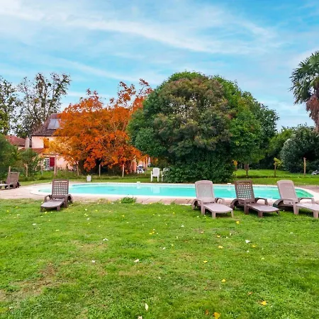 Дом отдыха La Petite Maison - Avec Piscine Partagee *
